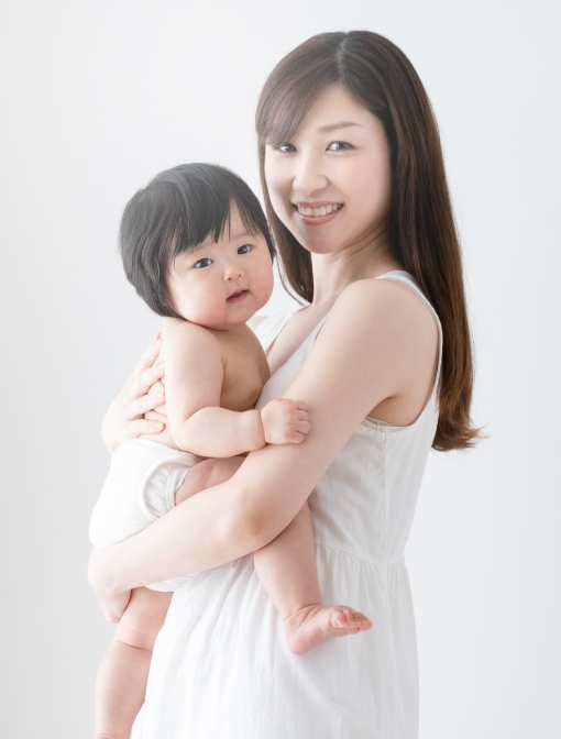 赤ちゃんを抱く女性の写真